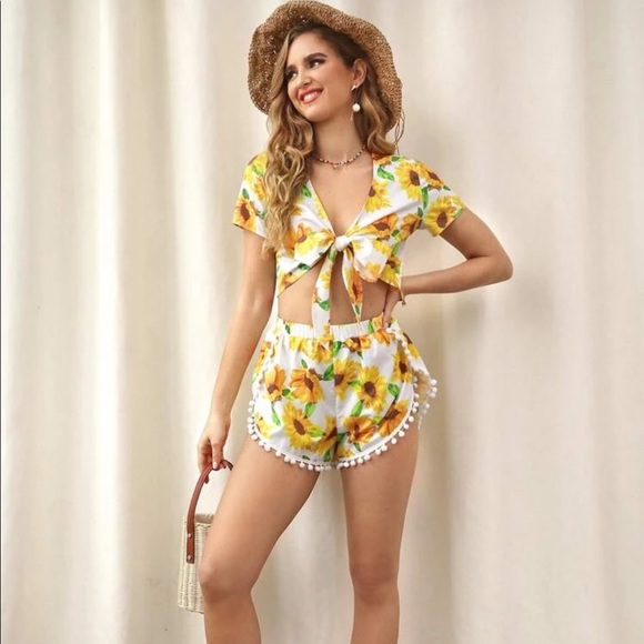 Adorable sunflower shorts and crop top set - Picture 1 of 3